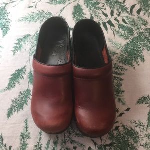 Red Dansko clogs 36